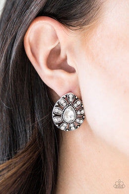 Earrings Treasure Retreat - White POST E3000