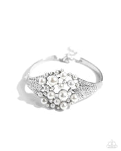 Load image into Gallery viewer, Bracelets Royal Red Carpet - White Pearl B2305