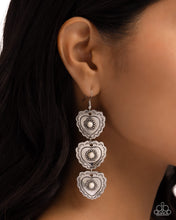 Load image into Gallery viewer, Earrings Vintage Allure - White E2367