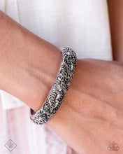 Load image into Gallery viewer, Bracelets Enchanting Entrant Silver