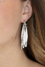 Load image into Gallery viewer, Earrings Pursuing The Plumes - Silver E483