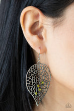 Load image into Gallery viewer, Earrings Seasonal Showcase - Green E383