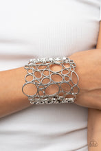 Load image into Gallery viewer, Bracelets All Turned Around - Silver B501