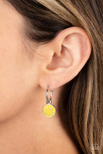 Load image into Gallery viewer, Earrings Subtle Smile - Yellow E2252