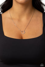 Load image into Gallery viewer, Necklaces INITIALLY Yours - Q - White
